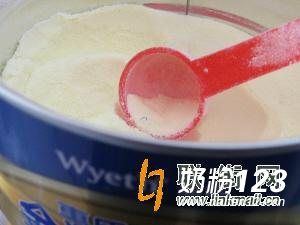 惠氏奶粉现黑色异物 厂方称属正常现象 惠氏奶粉现黑色异物 厂方称属正常现象